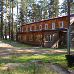 Красный дом (Турбаза "Локомотив")1000